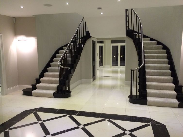 Double staircase and entrance